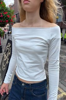 Brandy Melville off shoulder long sleeves (Bonnie top), 女裝, 上衣, 長袖衫-  Carousell