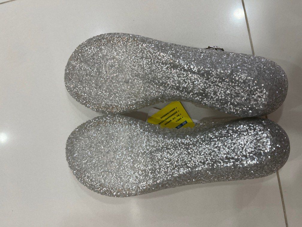 Flat heels (Category: Heels) located in Singapore. Submitted by andweawa (Listing ID 1284400539, Image 4). Description: Xinzl Flat heels !! read t&cs in my bio before buying !! Size (40) $5 Never worn. Brand new .