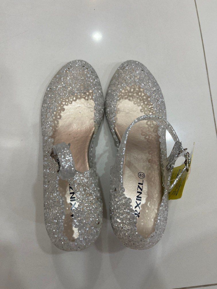 Flat heels (Category: Heels) located in Singapore. Submitted by andweawa (Listing ID 1284400539, Image 1). Description: Xinzl Flat heels !! read t&cs in my bio before buying !! Size (40) $5 Never worn. Brand new .