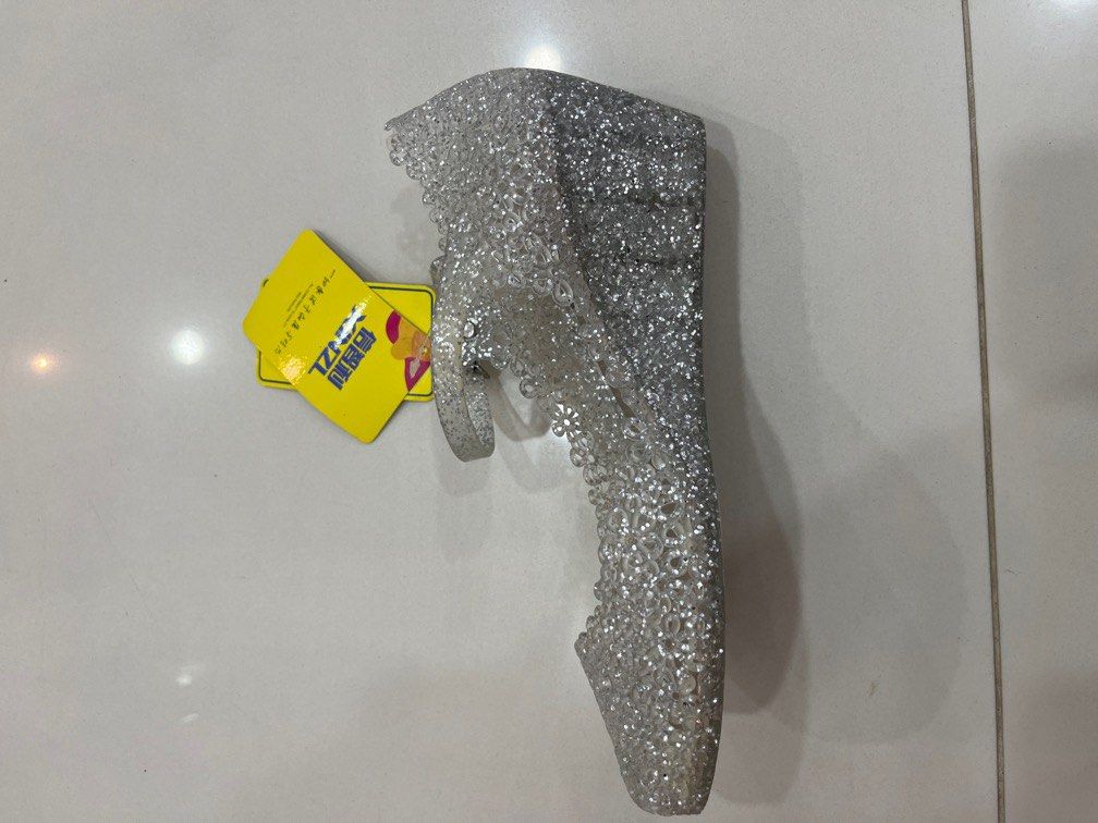 Flat heels (Category: Heels) located in Singapore. Submitted by andweawa (Listing ID 1284400539, Image 3). Description: Xinzl Flat heels !! read t&cs in my bio before buying !! Size (40) $5 Never worn. Brand new .