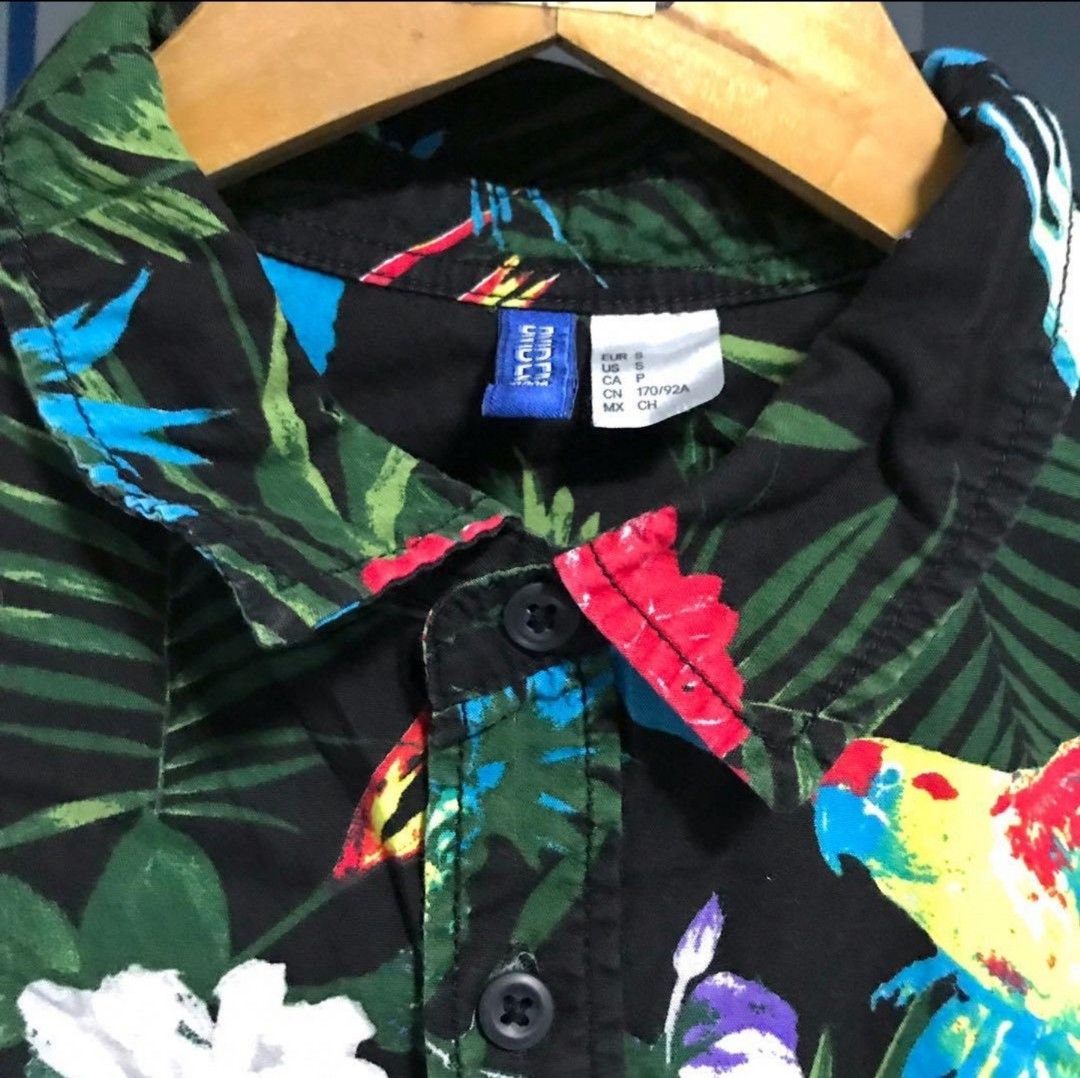 H&M Tropical Shirt for Men (SMALL) (Category: Tshirts & Polo Shirts ) located in Bulacan. Submitted by reputationstore (Listing ID 1284403672, Image 3). Description: 📏SMALL/L: 27in/W:19.5 👕Original H&M tropical design shirt for men 🪡All buttons are still sewn in, no holes and damages on the garment 📷Photo of me wearing the shirt on the second slide 💭RFS: The shirt is too small for my current body build. 💸MOP GCash, UnionBank bank transfer �