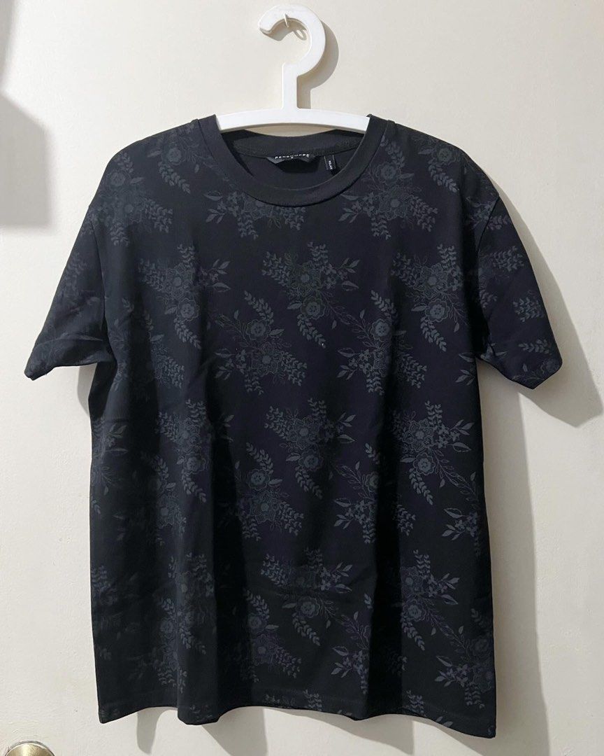 i276 Penshoppe Shirt for Men (Category: Tshirts & Polo Shirts ) located in Malabon City. Submitted by recentlystans (Listing ID 1284425631, Image 1). Description: ⚠︎ Product color may slightly vary due to lighting ✎ DM for inquiries ♡ #rstansavail #preloved #prelovedmalabon.