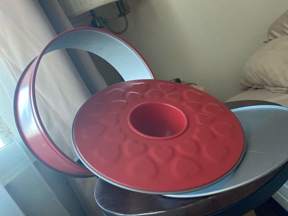 IKEA cake pan (Category: Bakeware) located in Pasig City. Submitted by marcspade (Listing ID 1284395914, Image 3). Description: 23 cm pan. Spring form. With 2 plates: flat one and donut type .