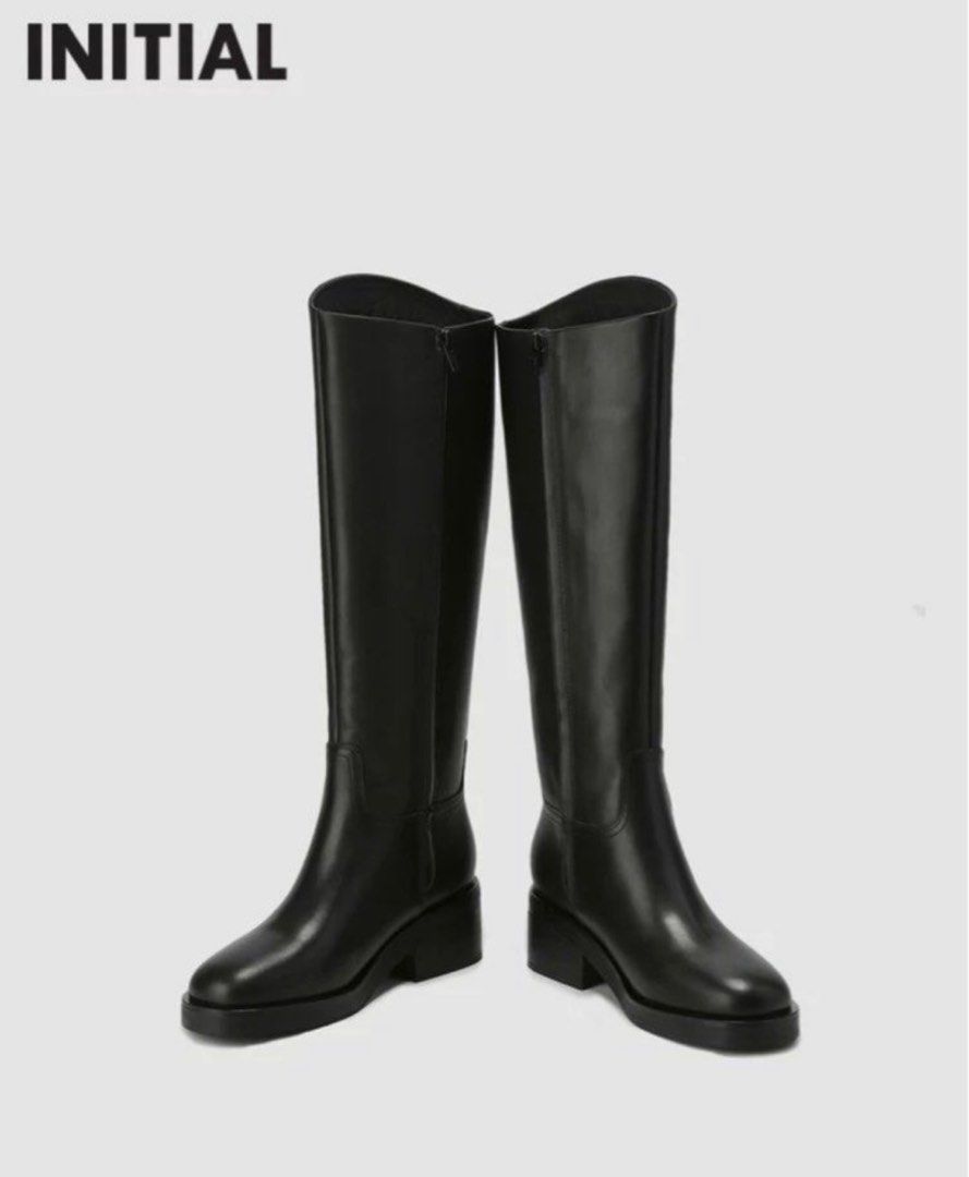 Initial boots （分類：靴）位於 Hong Kong。 由 betttyboop 提交（商品編號 1284527432，圖片 1）。簡介： 原價$25xx 全新 未拆 Size 35 可議價。