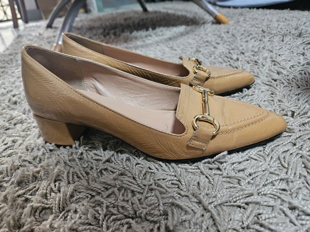Low heel shoes