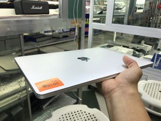 Macbook pro 2018 core i7 16gb ram 512 ssd