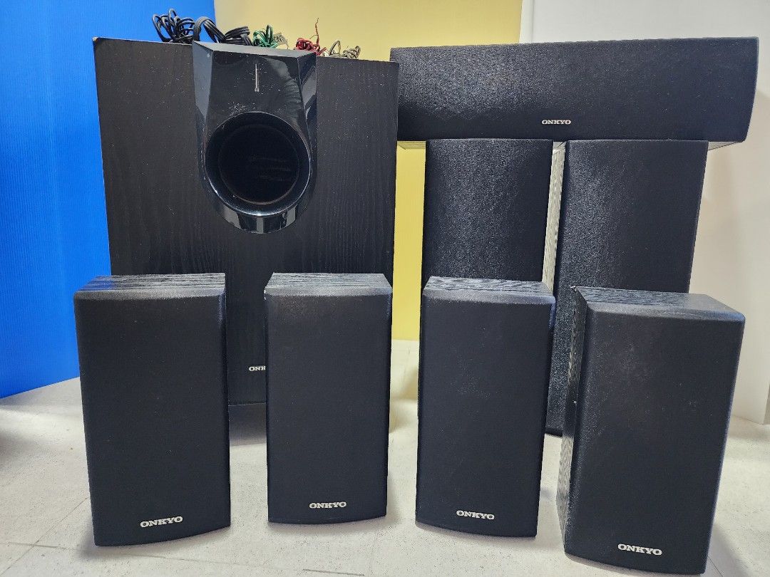 Onkyo 7 surround sound speaks Centre Woofer