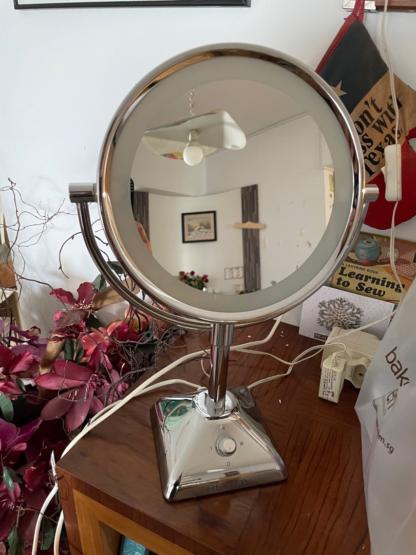 Revlon magnifying outlet lighted vanity mirror