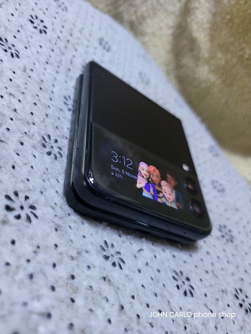 Samsung Z flip 3 5g (Category: Samsung) located in Quezon City. Submitted by mubrogadgets (Listing ID 1284485931, Image 1). Description: Samsung Z flip 3 5g ₱ 7499 WE ACCEPT CASH ON DELIVERY VIA LBC IN ALL PART OF PHILLIPINES AND LALAMOVE FOR IN METRO MANILA SAGOT NYO PO SHIPPING FEE rush selling issue one line and flip matk may mga dents lang sa gilid 128gb Foldable Dynamic AMOLED 2X, 120Hz, HDR10+, 1200 nits Qualcomm SM8350 Snapdragon 888 5G.
