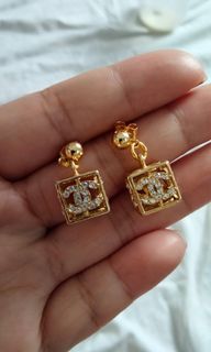 VINTAGE CHANEL EARRING CUBE  GOLD SETTING SO PRETTY😍