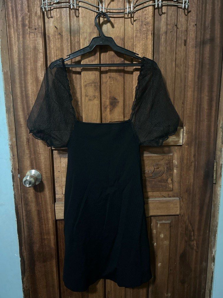 Zara Puff Sleeve Dress (Category: Dresses) located in Manila. Submitted by stuffbybees (Listing ID 1284486153, Image 1). Description: .