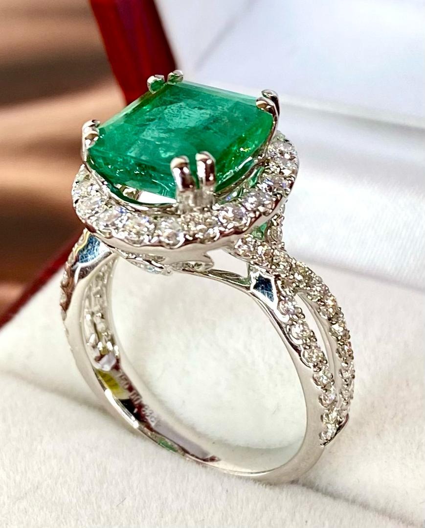 18K White Gold Emerald Diamond Lady Ring Cert