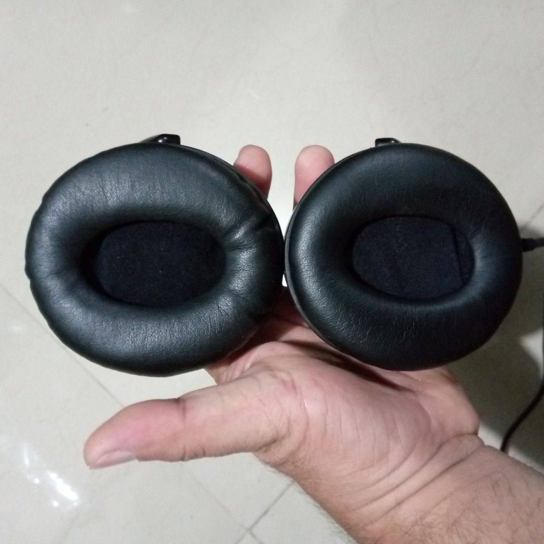 Audio-Technica ATH-A3 (Category: Headphones & Headsets) located in Bulacan. Submitted by rhodgz (Listing ID 1284613405, Image 3). Description: Audio Technica ATH-A3 1995 model ₱ 2,500 only in very good condition ■Model Sealed dynamic type ■Diaphragm 40mm, CCAW voice coil ■Impedance 40Ω ■Reproduction frequency band 15-25,000Hz ■Allowable input 1,200mW ■Sensitivity 100dB/mW.