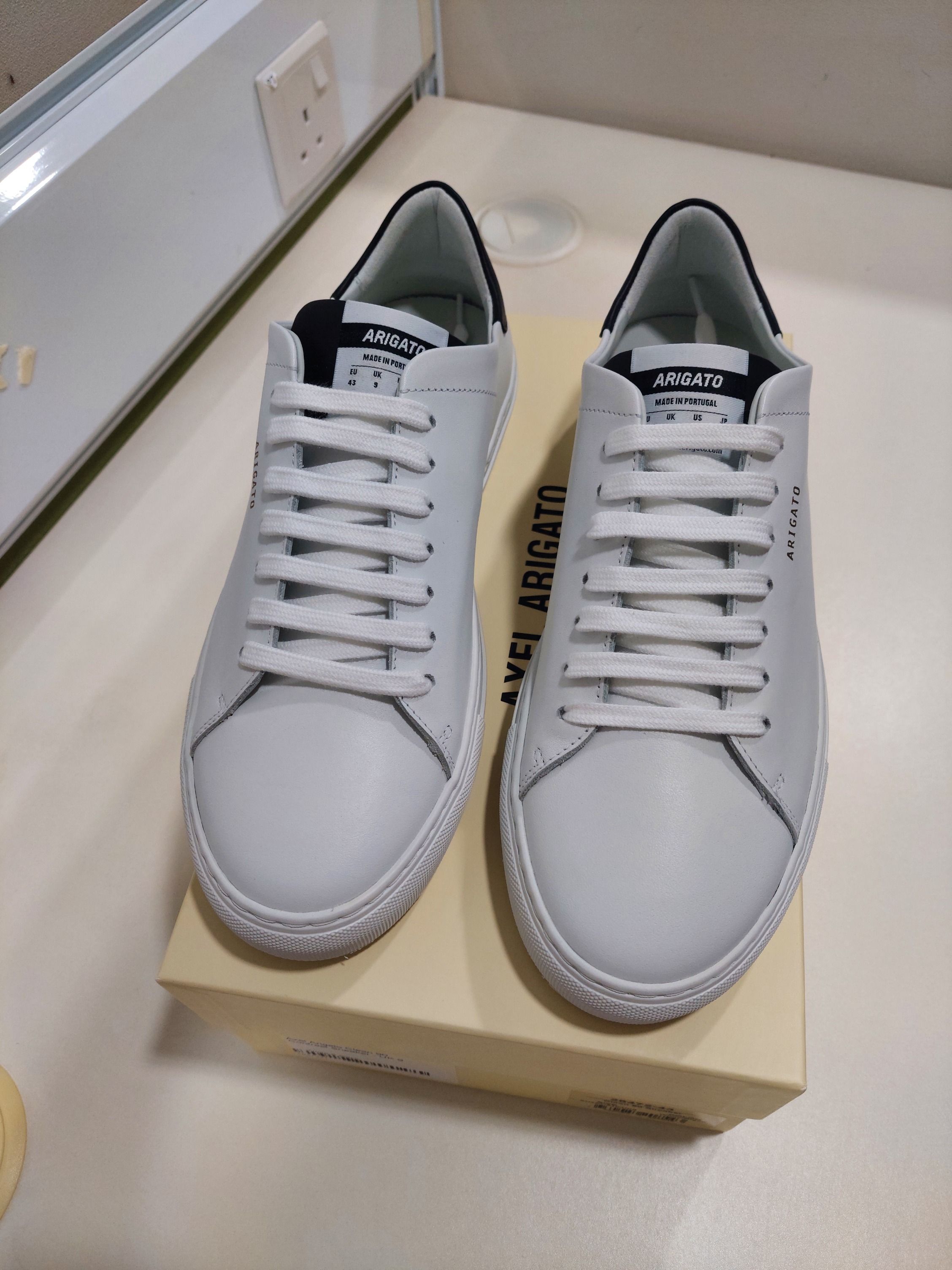 White discount sneakers arigato