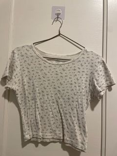 BNWT brandy melville white lace lila / mckenna top tee tshirt, 女裝, 上衣,  T-shirt - Carousell