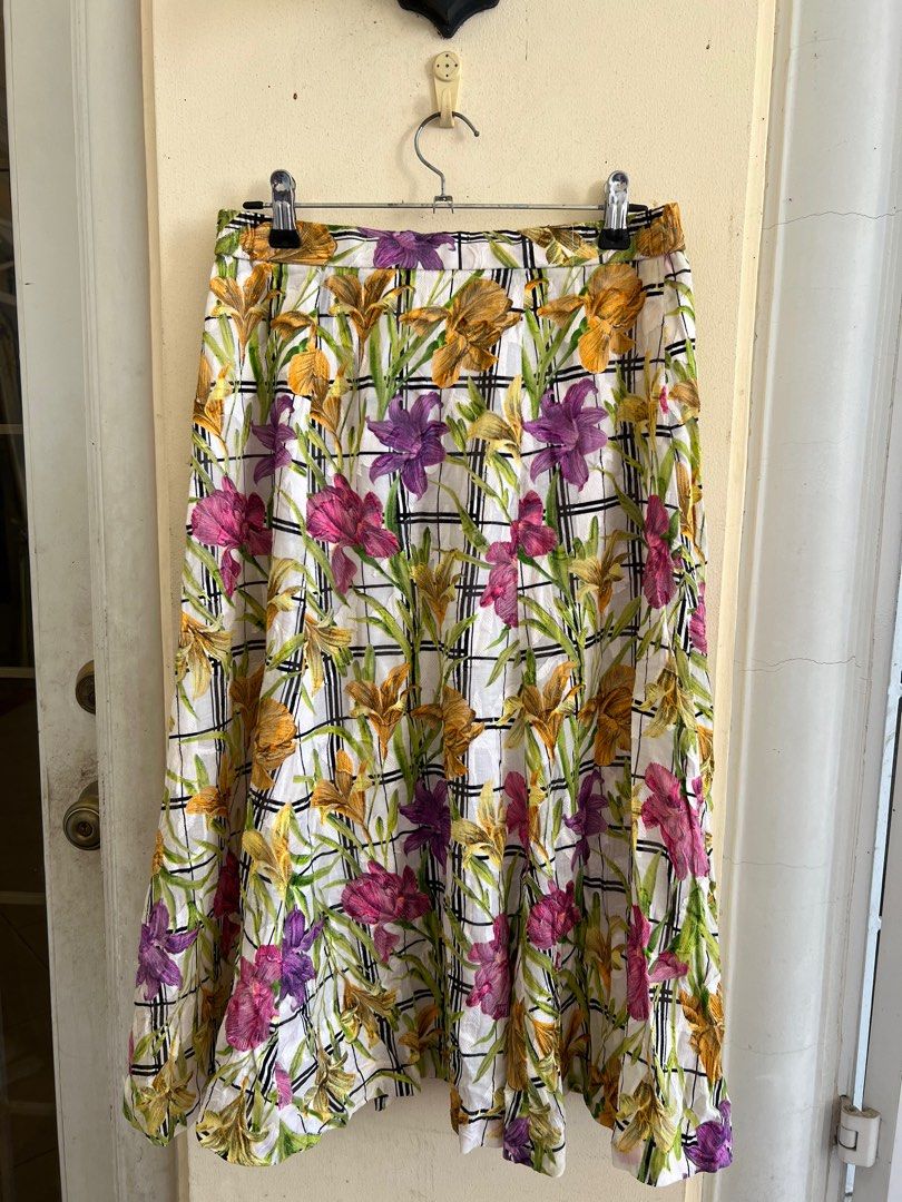 Checkered floral skirt (Category: Skirts) located in Davao. Submitted by thedeclutterMD (Listing ID 1284693632, Image 1). Description: Textured cloth. Waist 26-28in Length26.5in.