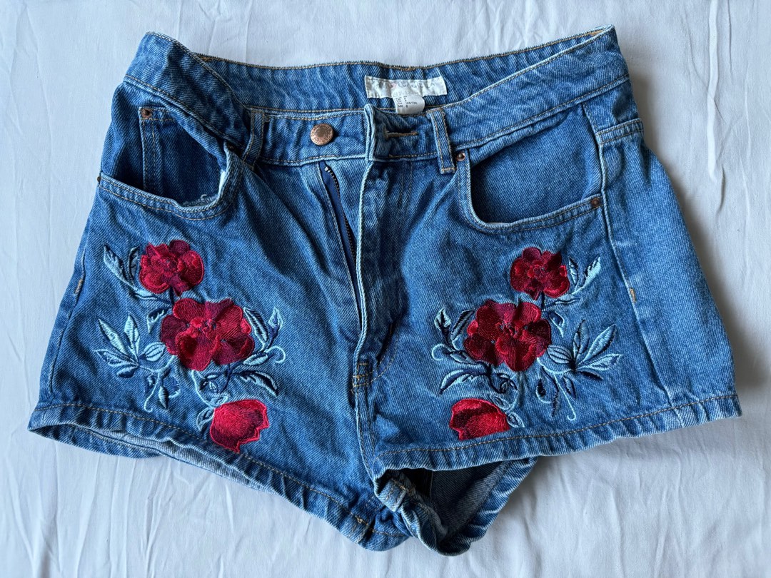Jean shorts coachella top