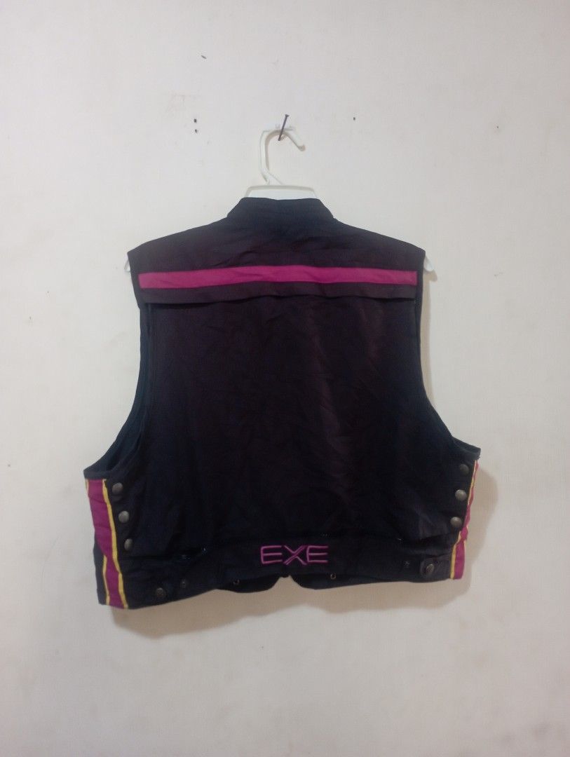 Exe multipocket vest (Category: Vests) located in Sariaya. Submitted by jimquelazon.23 (Listing ID 1284702559, Image 3). Description: Exe Multi pocket vest Excellent Condition Packable Yung Backpart At may inside pocket W-20.5 L-21 No issue.