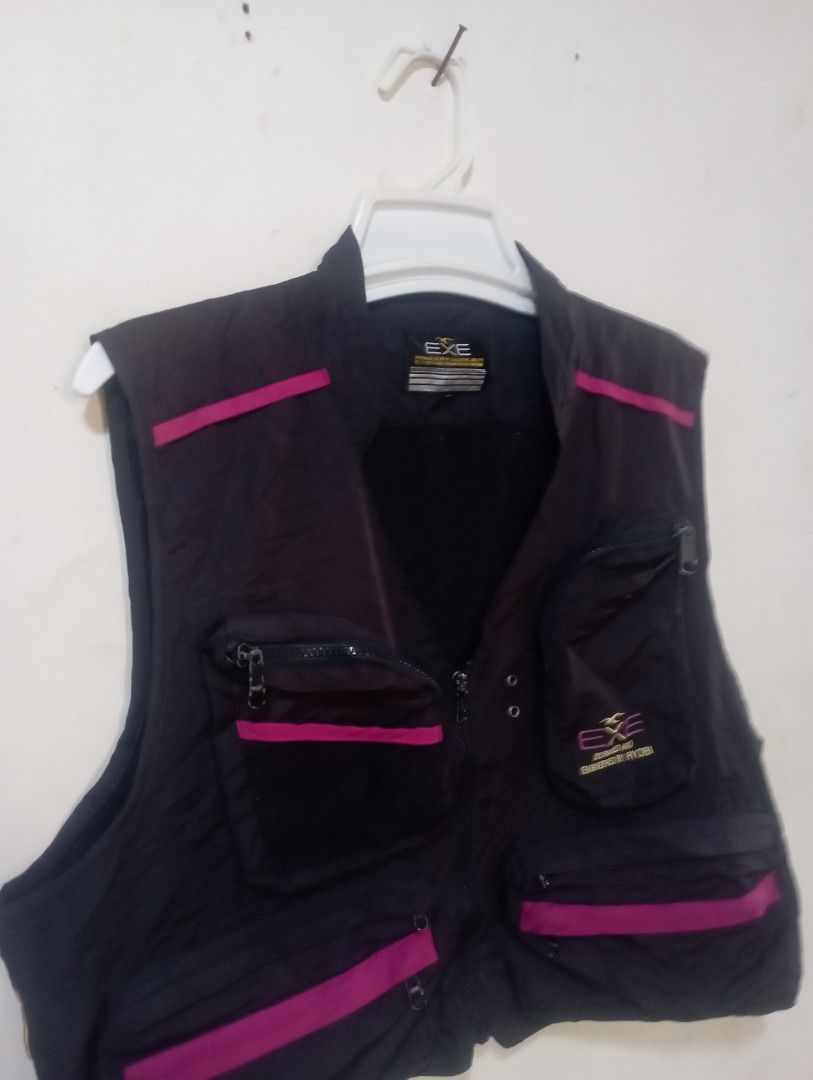 Exe multipocket vest (Category: Vests) located in Sariaya. Submitted by jimquelazon.23 (Listing ID 1284702559, Image 2). Description: Exe Multi pocket vest Excellent Condition Packable Yung Backpart At may inside pocket W-20.5 L-21 No issue.