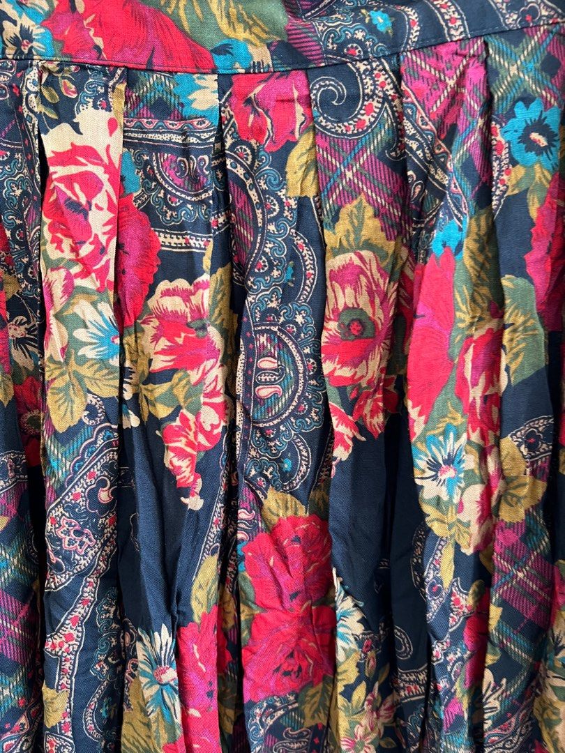 Floral paisley skirt (Category: Skirts) located in Davao. Submitted by thedeclutterMD (Listing ID 1284693839, Image 2). Description: Waist 28-38in Length 31in.
