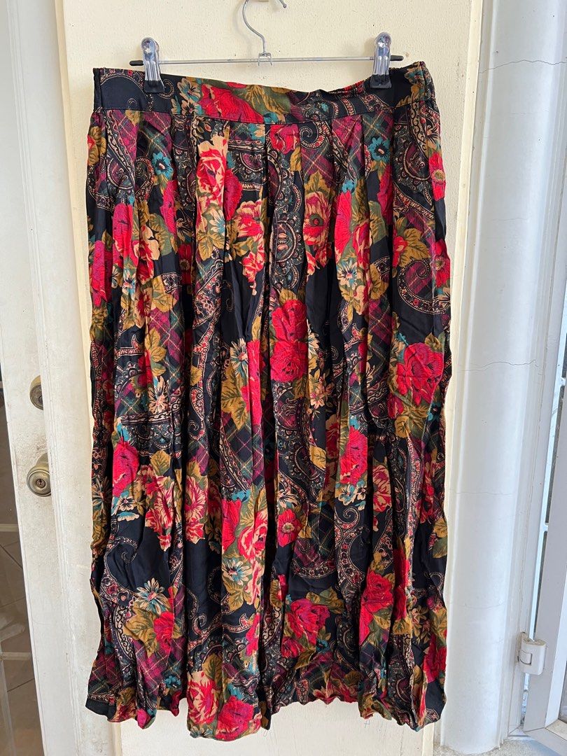 Floral paisley skirt (Category: Skirts) located in Davao. Submitted by thedeclutterMD (Listing ID 1284693839, Image 1). Description: Waist 28-38in Length 31in.