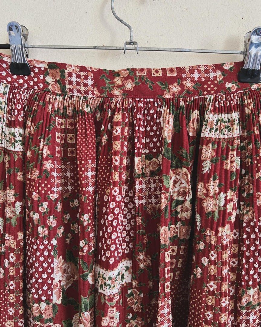 Floral pleated skirt (Category: Skirts) located in Davao. Submitted by thedeclutterMD (Listing ID 1284692681, Image 2). Description: Waist 26-28in Length 31in.