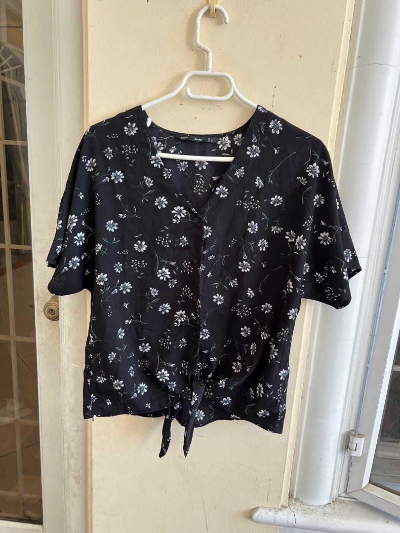 Forme floral top (Category: Blouses) located in Davao. Submitted by thedeclutterMD (Listing ID 1284554633, Image 1). Description: Bust 40in Small on tag but fits upto large. Loose type.
