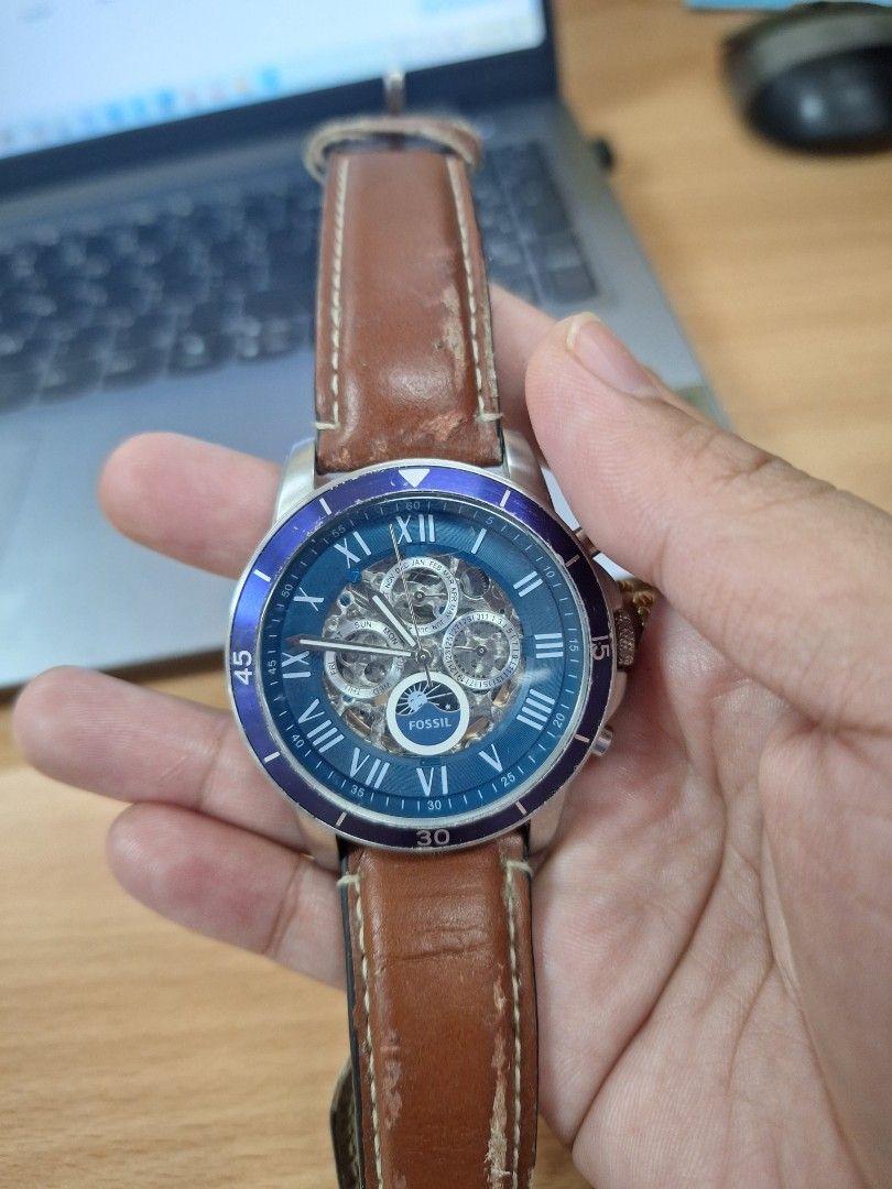 Fossil Automatic (Category: Men's Watches) located in Manila. Submitted by madecuratedwithlove11 (Listing ID 1284651014, Image 2). Description: Automatic Fossil Watch strap main issue (need replacemenr) and glass scratch.
