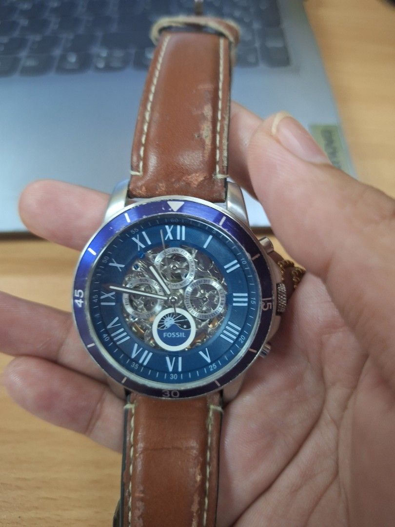 Fossil Automatic (Category: Men's Watches) located in Manila. Submitted by madecuratedwithlove11 (Listing ID 1284651014, Image 1). Description: Automatic Fossil Watch strap main issue (need replacemenr) and glass scratch.
