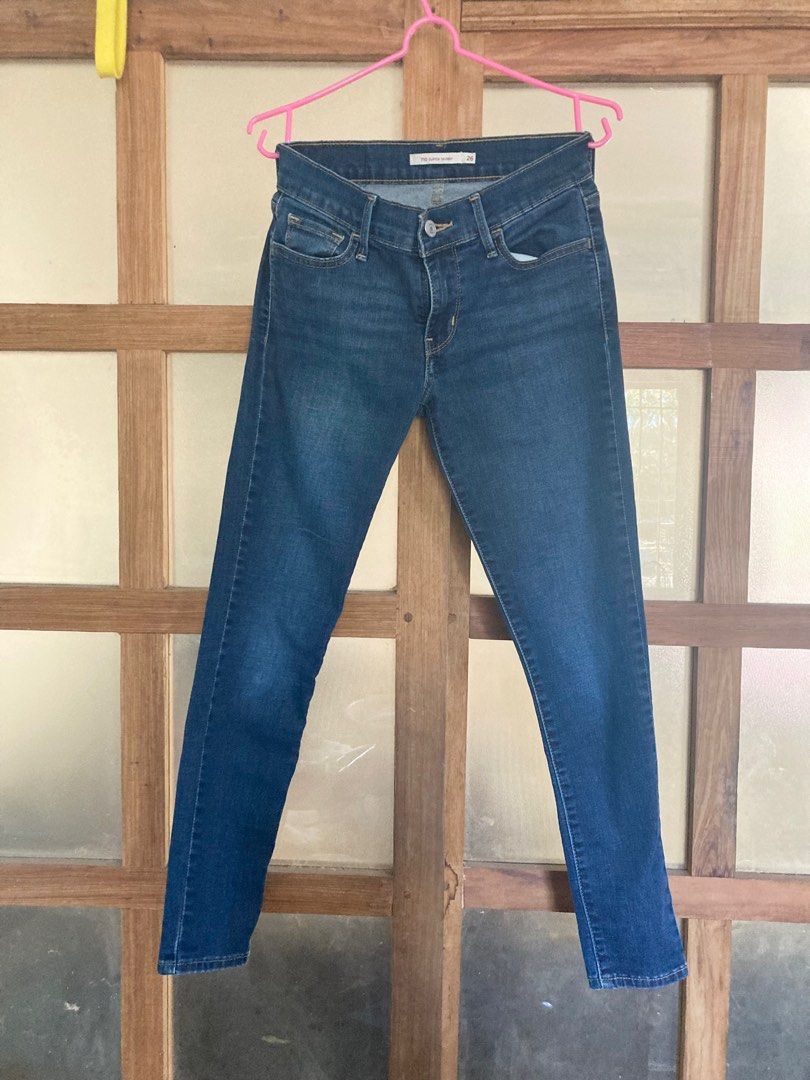 Levi’s Skinny Jeans (Category: Jeans) located in San Isidro. Submitted by franpan (Listing ID 1284566290, Image 1). Description: Size 26 on tag 13” width (laid flat) 34” length.