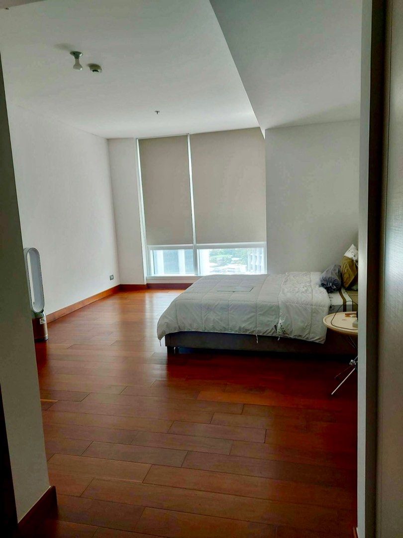For Sale: Two Roxas Triangle - 3 Bedroom Unit (Category: Apartments & Condos) located in Manila. Submitted by jje01 (Listing ID 1284797371, Image 2). Description: Rush Sale: C- unit (mid-floor) FA: 304 sqm 3 Bedrooms 3.5 Toilet & Bath 3 parking slots Semi furnished Currently leased up to Oct 2026 Selling Price: P135M For inquiries, kindly email jjescalambre@yahoo.com .