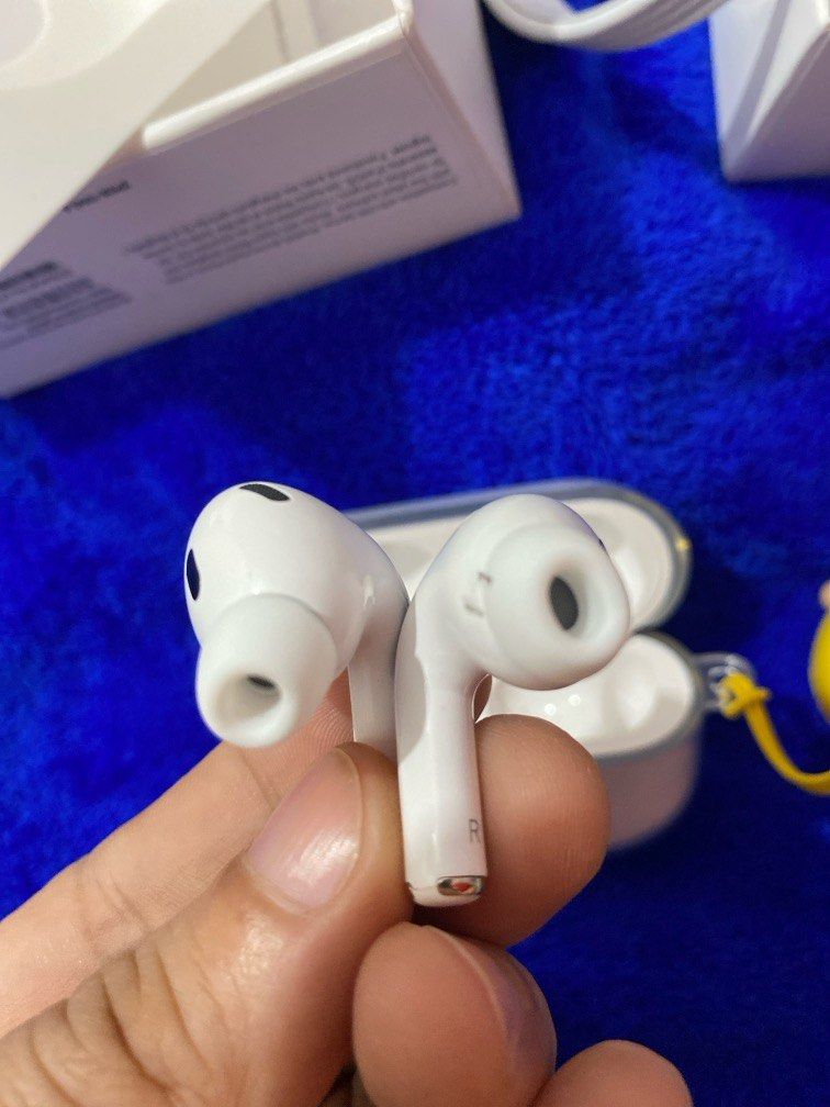 AirPods Pro 2nd Gen (Category: Earphones) located in Iligan City. Submitted by piiii_7 (Listing ID 1284942624, Image 2). Description: Original AirPods Pro 2nd Gen compatible with ios device. I already checked its authenticity online for your reference and to avoid confusion as I was selling this in low price before. You can check the photos I uploaded… Apple care+ expires on 10/25/25. Can be detected in findmy… RFS: hindi ko masyadong ginagamit… 