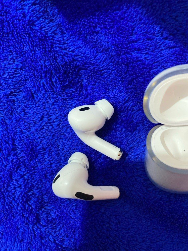 AirPods Pro 2nd Gen (Category: Earphones) located in Iligan City. Submitted by piiii_7 (Listing ID 1284942624, Image 3). Description: Original AirPods Pro 2nd Gen compatible with ios device. I already checked its authenticity online for your reference and to avoid confusion as I was selling this in low price before. You can check the photos I uploaded… Apple care+ expires on 10/25/25. Can be detected in findmy… RFS: hindi ko masyadong ginagamit… 