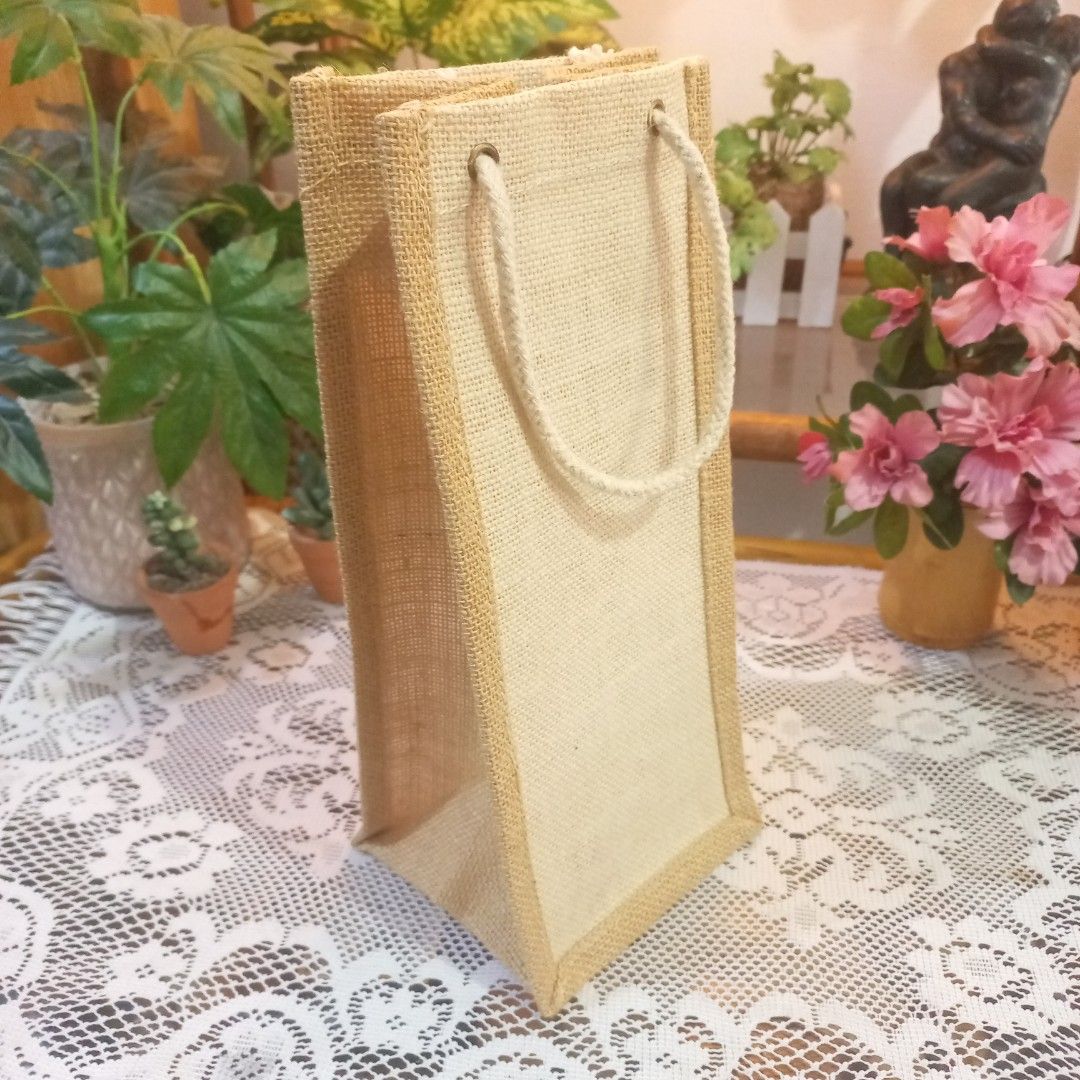 Burlap jute waterproof wine bag (Category: Gift Baskets & Hampers) located in Dasmarinas. Submitted by millennialmeetsvintage (Listing ID 1284839847, Image 2). Description: 30 x 12 x 13 cm.