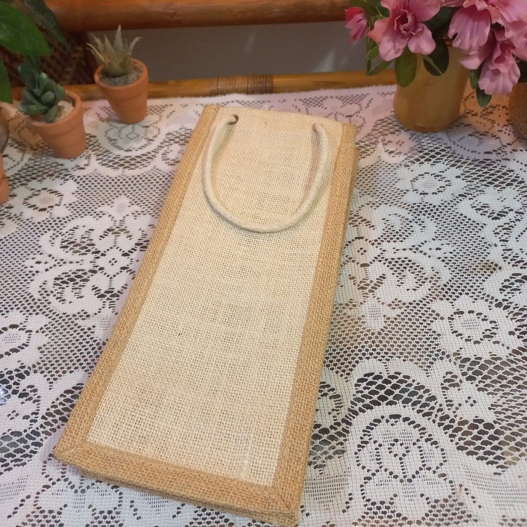 Burlap jute waterproof wine bag (Category: Gift Baskets & Hampers) located in Dasmarinas. Submitted by millennialmeetsvintage (Listing ID 1284839847, Image 3). Description: 30 x 12 x 13 cm.