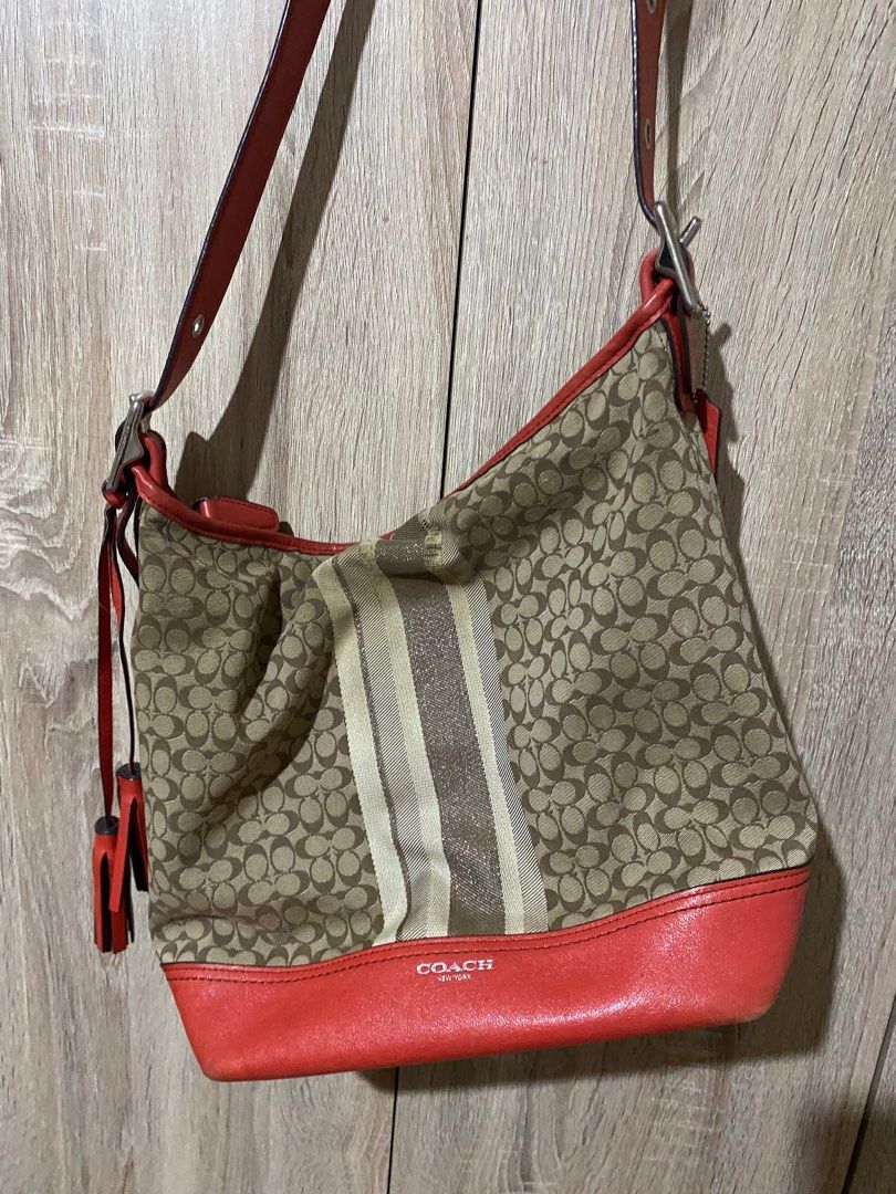 Coach (Category: Luxury Bags & Wallets) located in Las Pinas. Submitted by nugets (Listing ID 1285054210, Image 3). Description: Authentic Coach 2 way shoulder/sling bag.