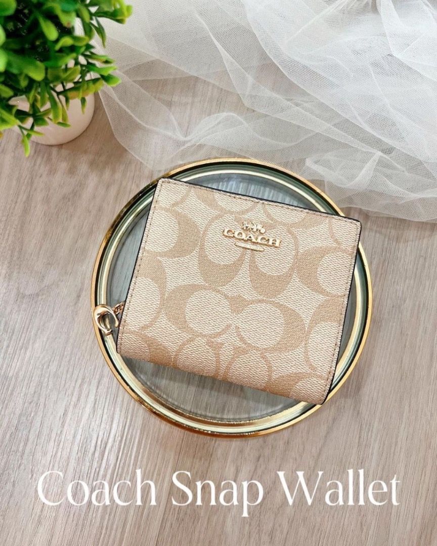Coach Snap Wallet s super beautiful color matching wallet has