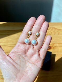 Dainty vintage pearl dangling earrings