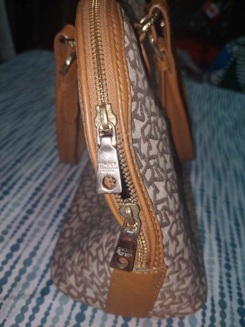 DKNY Bag (Category: Shoulder Bags) located in Manila. Submitted by quing13 (Listing ID 1284903212, Image 2). Description: Preloved DKNYfrom the US Negotiable.