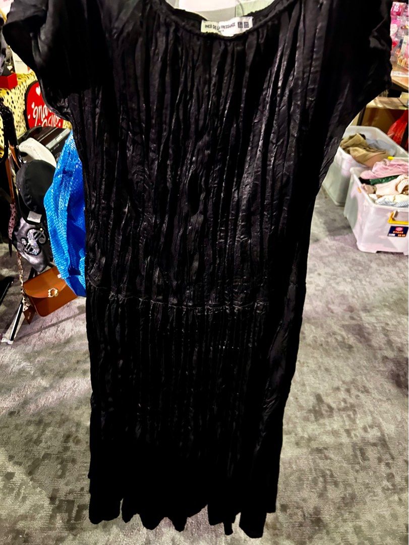 dress uniqlo black ruffle texture, Fesyen Wanita, Pakaian Wanita, Gaun ...