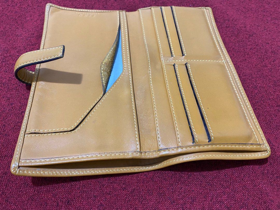 Fino travel wallet (Category: Wallets & Card holders) located in San Juan City. Submitted by peachgochujang (Listing ID 1285032705, Image 3). Description: Fino leatherware travel wallet.