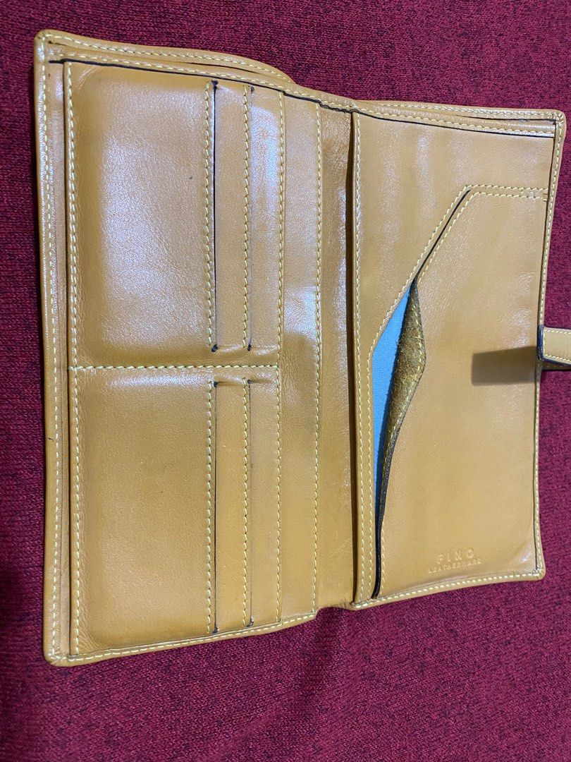 Fino travel wallet (Category: Wallets & Card holders) located in San Juan City. Submitted by peachgochujang (Listing ID 1285032705, Image 2). Description: Fino leatherware travel wallet.