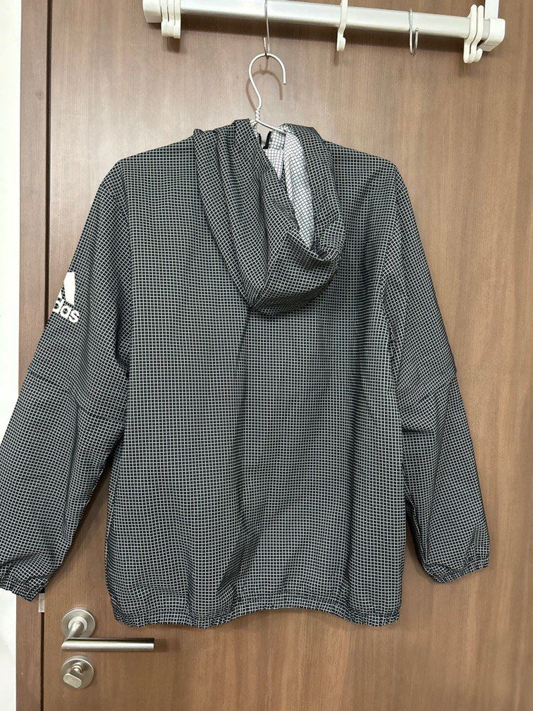 Jacket (Category: Hoodies) located in Singapore. Submitted by perth888 (Listing ID 1284823564, Image 3). Description: Light jacket. .