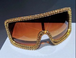 Over sized sun glasses , shades with bling 🤎
