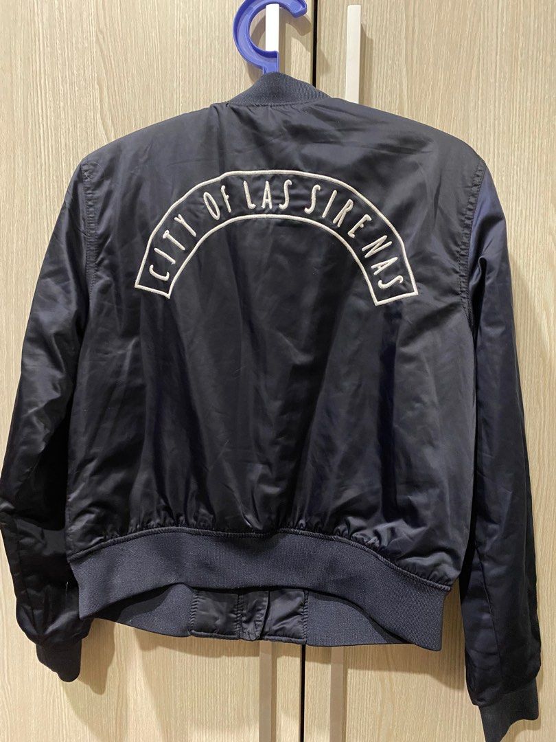 Pull & Bear Bomber Jacket (Category: Coats, Jackets and Outerwear) located in Singapore. Submitted by fluffpep (Listing ID 1285007150, Image 2). Description: .