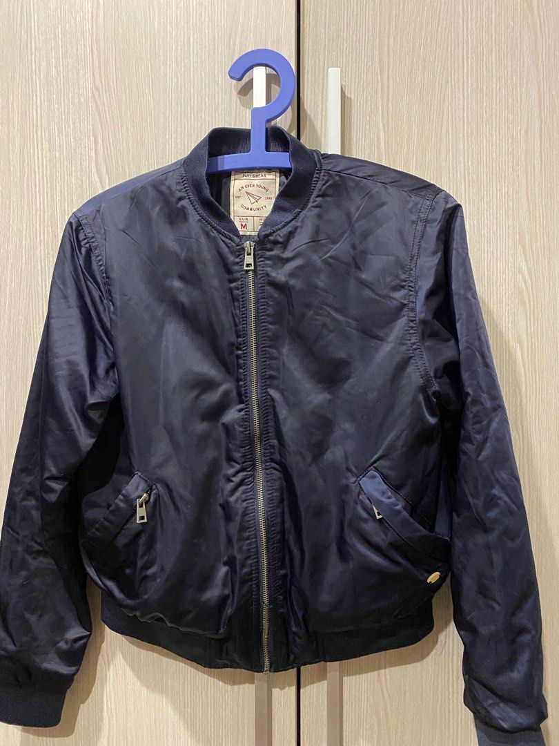 Pull & Bear Bomber Jacket (Category: Coats, Jackets and Outerwear) located in Singapore. Submitted by fluffpep (Listing ID 1285007150, Image 1). Description: .