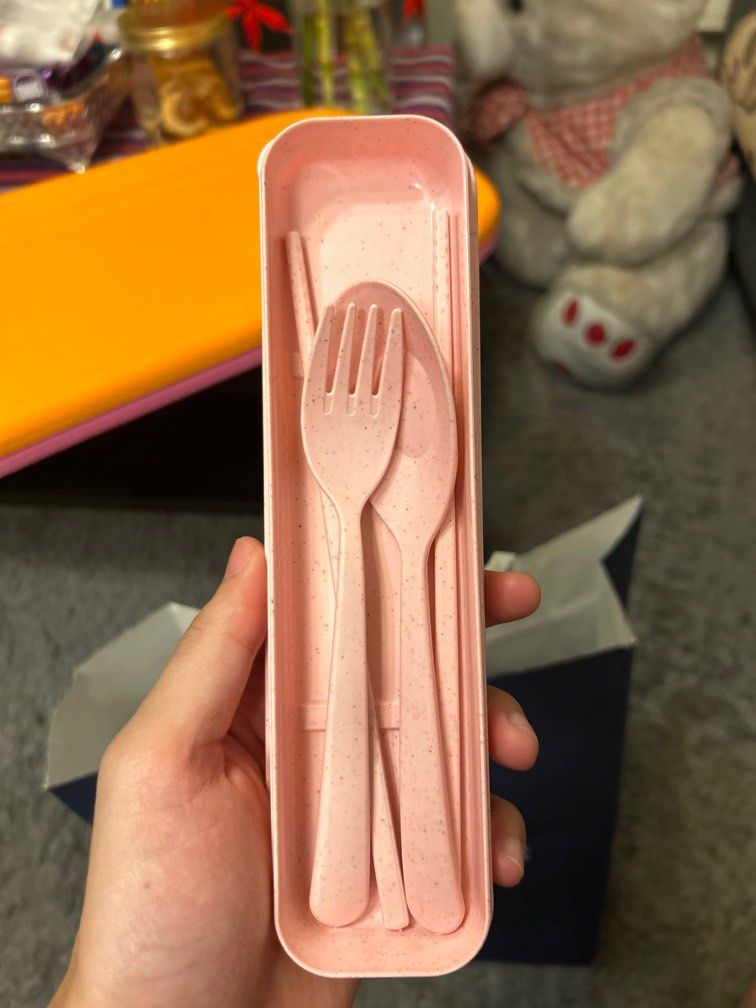 Tableware Set (Category: Dinnerware & Cutlery) located in Singapore. Submitted by Exrixk (Listing ID 1284914372, Image 1). Description: free tableware set.