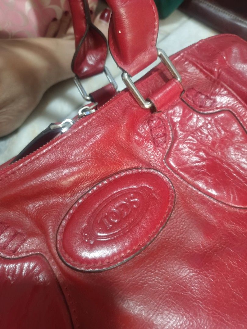 Tods large leather bag (Category: Luxury Bags & Wallets) located in Taguig. Submitted by emz0923 (Listing ID 1284877019, Image 3). Description: ok for 3 days stuff.