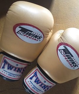 twins special muay thai boxing gloves gold 10oz.