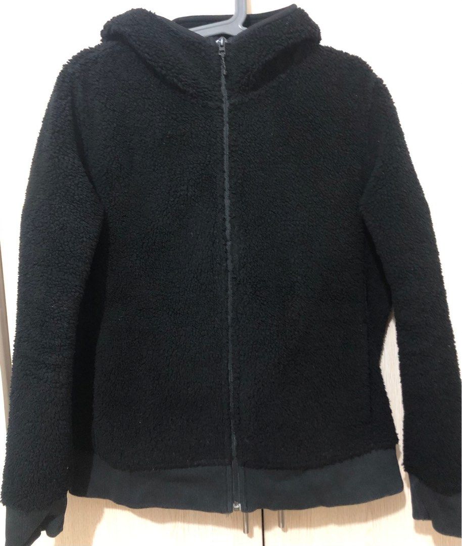 Uniqlo Hooded Fleece Jacket (Category: Coats, Jackets and Outerwear) located in Paranaque City. Submitted by annelp20 (Listing ID 1284861958, Image 1). Description: - Uniqlo Hooded Fleece Jacket - size XL; can fit large to xl frame - very black pa in person - okay for winter season; very warm - with pockets; no issues.